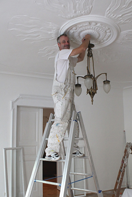 Malermeister Heiko Matthies bei der Arbeit